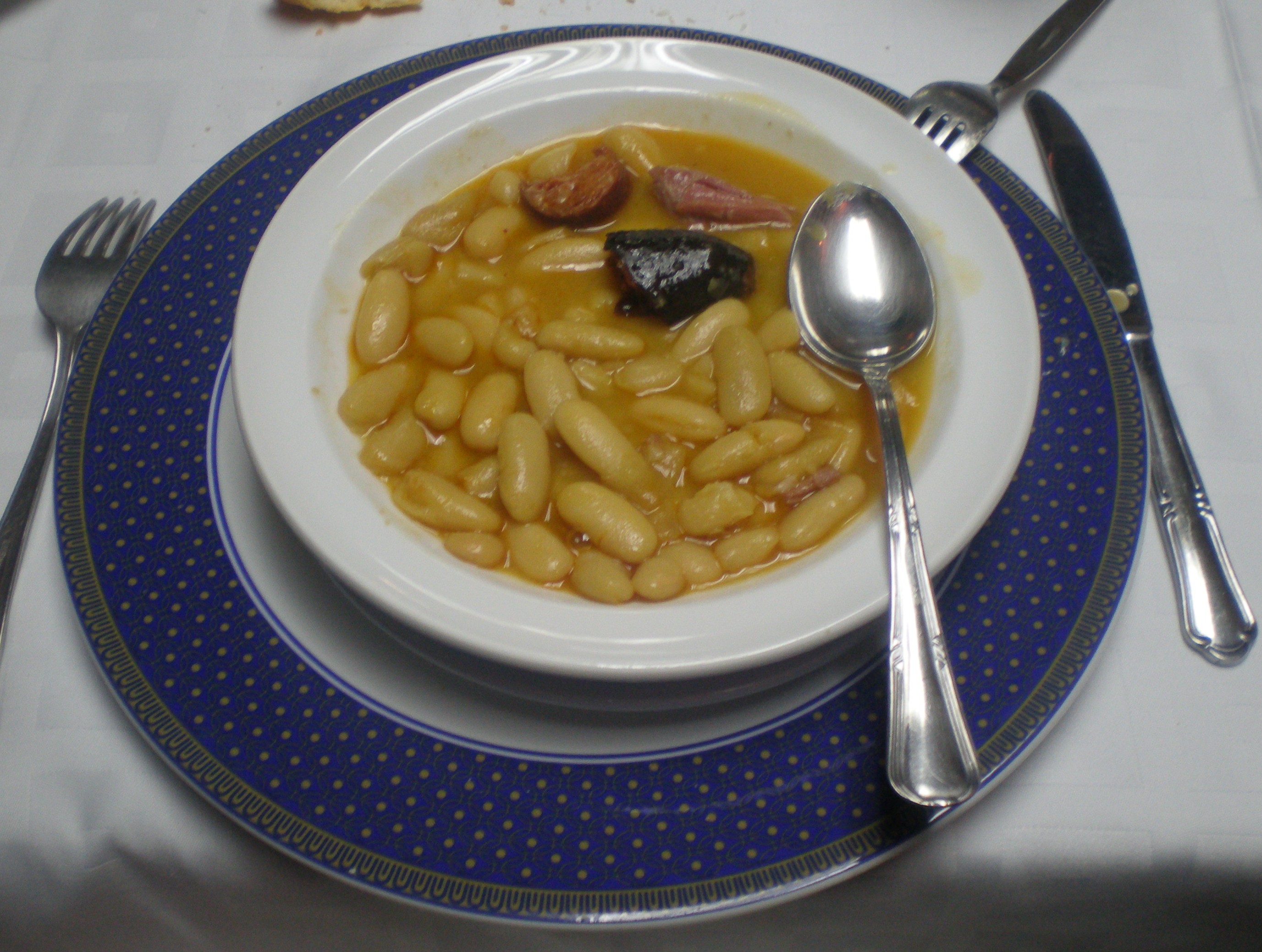 Fabada asturiana con almejas